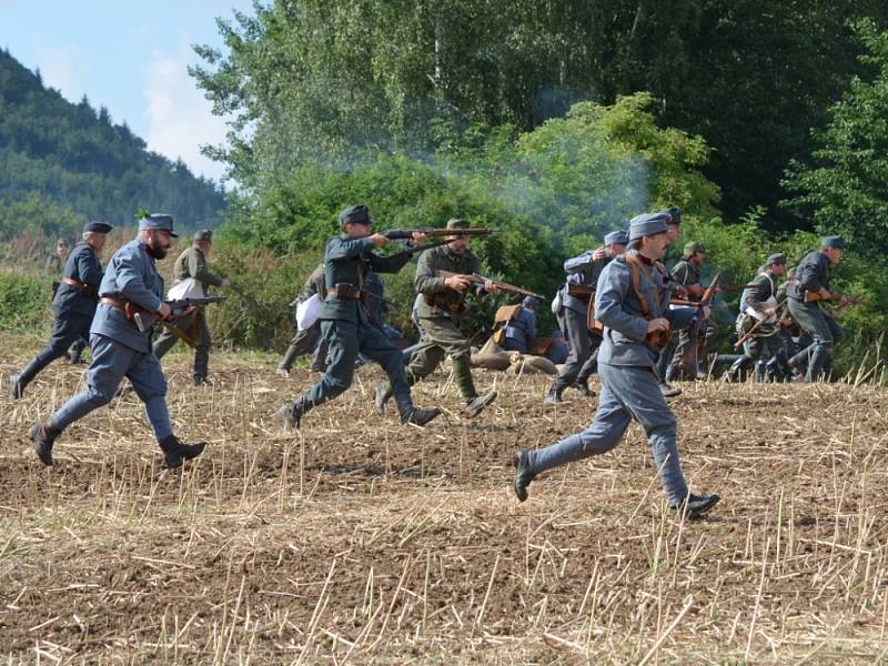 Diváci, kteří přijeli v sobotu do Mladějova,  nepřišli o pořádnou podívanou. Rakušané použili v boji proti Rusům i plamenomet. V lazaretu sténali zranění. Tomu všemu přihlíželi i dámy v dobových róbách. 