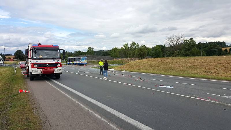 Nebezpečná křižovatka na silnici I/35 u Koclířova, které se řidiči autobusů raději vyhábají, se nedávno stala místem stragické dopravní nehody, při níž jeden člověk zemřel. Foto: Deník/Jiří Šmeral