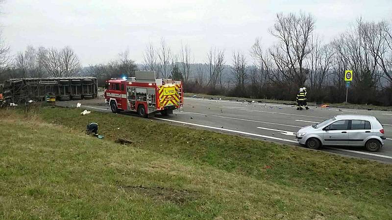 Havarovaný kamion s řepou na silnici I/35.