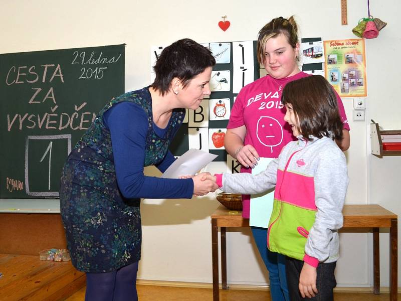  Předávání vysvědčení na Základní škole U Školek se lišilo v mnoha ohledech. Žáci prvních ročníků nejprve absolvovali cestu za vysvědčením, při které si zábavnou formou zopakovali co všechno umí. 