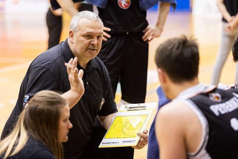 Dekstone Tuři Svitavy vs. Královští sokoli Hradec Králové (80:76).