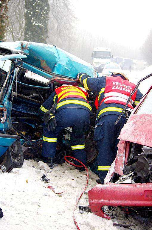 Tragická nehoda si vyžádala poslední den roku 2010 dva životy a tři zraněné