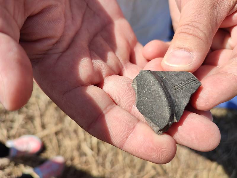 Archeologové pracují v Jevíčku na poli už čtvrtým rokem. Nalezli úlomky keramiky, zbytky zubů a hlavně řadu obytných i výrobních objektů zahloubených v zemi.