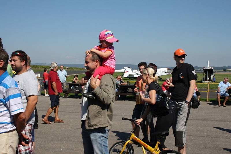 LETIŠTĚ VE STARÉM MĚSTĚ u Moravské Třebové má novou vzletovou a přistávací dráhu. Slavnostně ji tamní Aeroklub a letecké centrum uvedly do provozu leteckou show. 