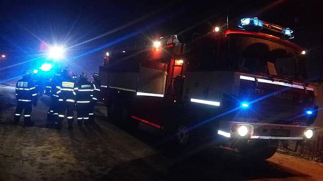 V pondělí časně ráno zasahovali hasiči u požáru v domě v Rohozné u Poličky. Foto: SDH Pomezí