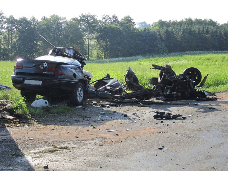 V neděli kolem páté hodiny ráno se stala tragická nehoda na silnici mezi Jedlovou a Bystrým na Poličsku.