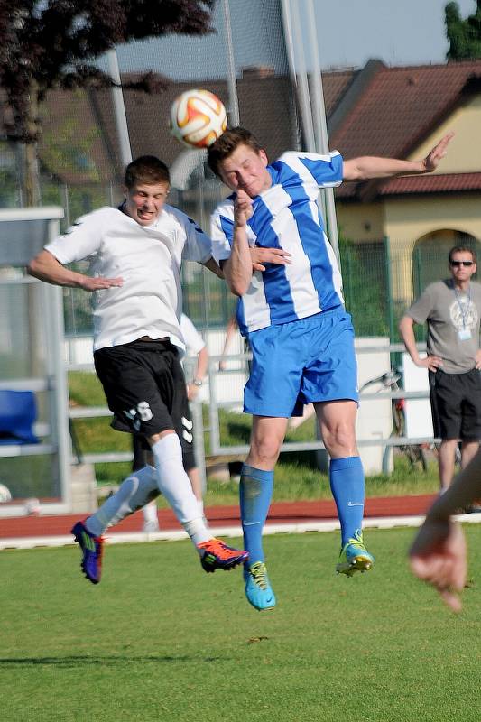 V okresním derby uspěl celek Poličky (v bílém).