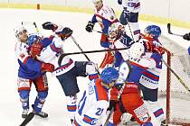 O každý metr ledu sváděli boj litomyšlští (v bílém) a českotřebovští hokejisté. Hostující Kohouti byli produktivnější v zakončení, trestali hrubky soupeře a udělali první krok do semifinále.