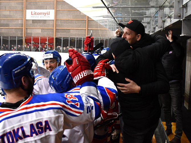 Oslavy hokejového titulu v Litomyšli.