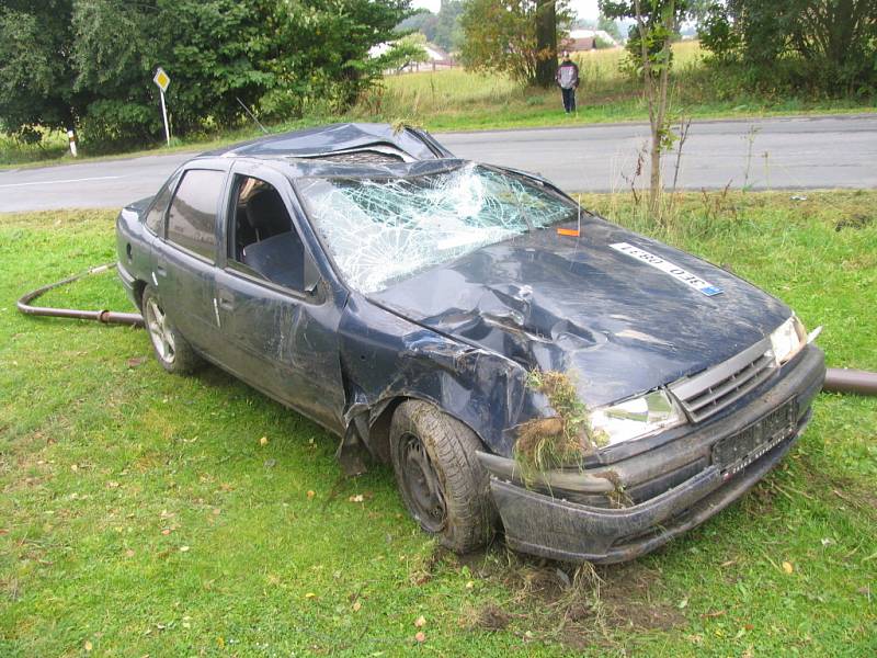 Nehoda v Korouhvi na Svitavsku. 27letý řidič z Telecího dostal na mokré vozovce smyk, narazil do sloupu veřejného osvětlení a převrátil se na střechu. Mladík nemá platný řidičský průkaz a řízení vozidel mu soud zakázal.