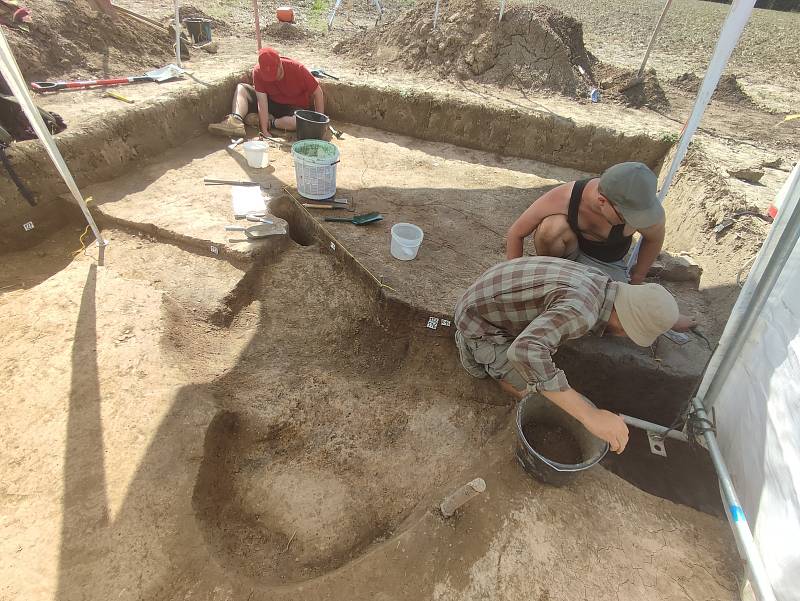 Archeologové zkoumají na poli u Litomyšle unikátní rondel. Našli tu i úlomky keramiky nebo sekeromlat