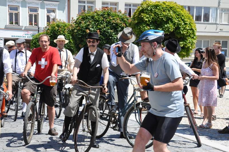 Stará kola  nejsou jen na  dívání. To v Poličce dokázali všichni  cyklisté, kteří na historických bicyklech dorazili. Zúčastnili se totiž závodu kolem radnice.