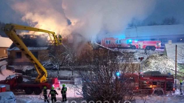 Požár zničil dům i dílnu rodiny Weissových ve Vísce u Jevíčka. Obec vypsala peněžní sbírku.