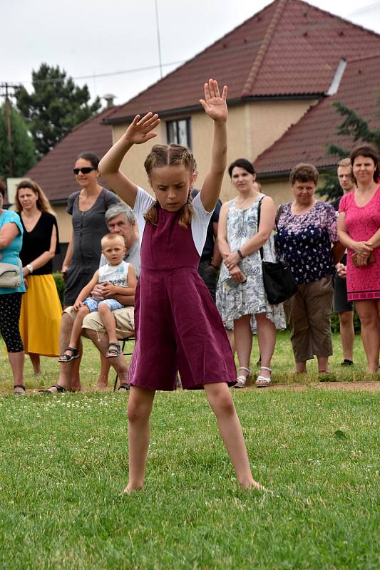 Žáci Základní umělecké školy Dolní Újezd se představili v úterý odpoledne veřejnosti v parku. Akci Zuška žije zahájila vernisáž výtvarného oboru, vystoupili malí muzikanti, zpěváci, divadelníci a tanečnice.