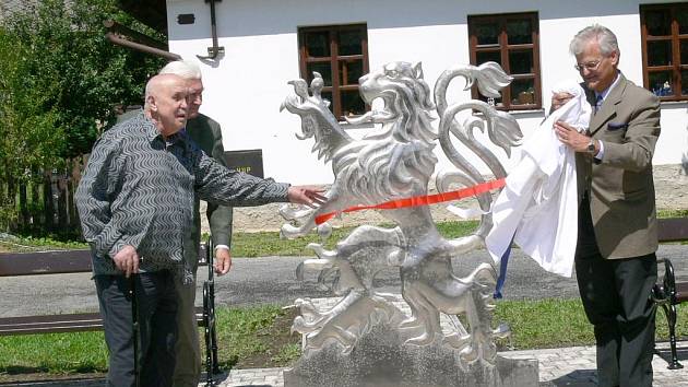 Symbol hrdostiI znamená pro Svojanovské dvouocasý lev, který k městysu vždy patřil. Pomník odkryl akademický sklář Vladimír Kopecký (vlevo) a náměstek ministra Václav Petříček doplnil operní pěvec Národního divadla Dalibor Jedlička (vlevo v pozadí).