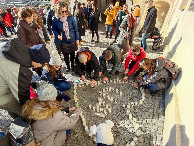 Desítky lidí v Litomyšli se sešly v neděli odpoledne na zámeckém návrší při Modlitbě za Ukrajinu.