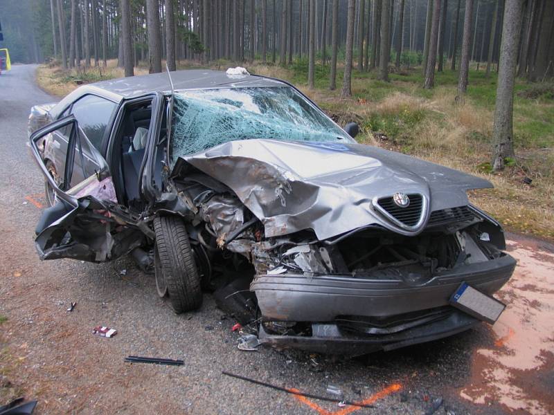 Ve středu odpoledne havaroval u Pomezí na Svitavsku mladý muž s vozem Alfa Romeo. Šestadvacetiletý řidič při průjezdu zatáčkou nepřizpůsobil rychlost. Vyjel mimo vozovku, kde čelně narazil do stromu. Skončil v nemocnici.