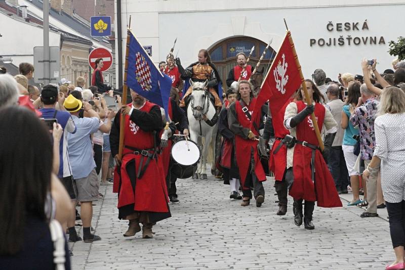 Průvod královské družiny vedl z parku, přes nábřeží a pompézně se dostavil až na náměstí.