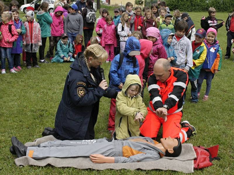 Záchranáři ukázali dětem základy první pomoci