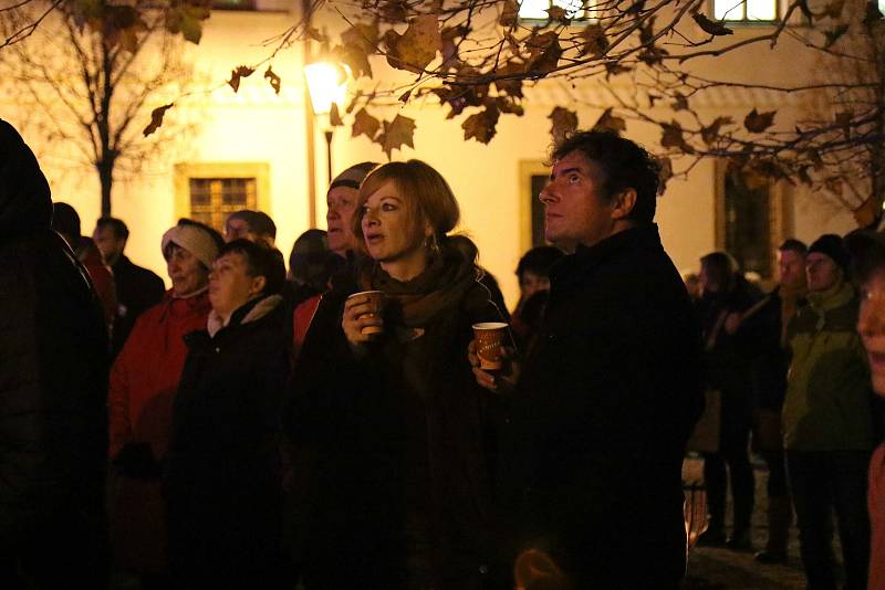 V Litomyšli si lidé připomněli 32.výročí sametové revoluce. Na náměstí Václava Havla se uskutečnilo shromáždění. V kině byl následně promítnut film ATA.