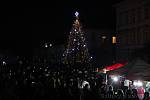 Vánoční strom na náměstí ve Svitavách.