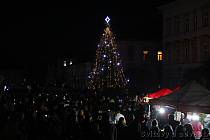 Vánoční strom na náměstí ve Svitavách.