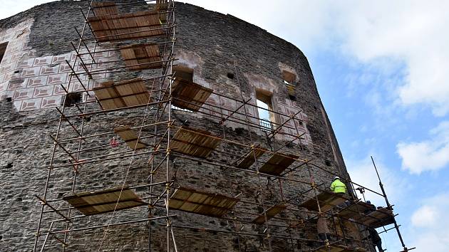 Dělníci pracují na zajištění statiky zdiva hradu Svojanov.