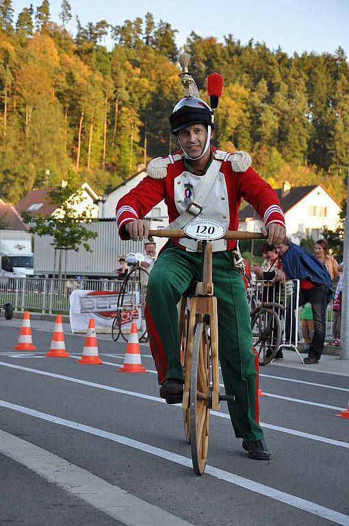 Festival slivovice, to je fenomén z Malé Hané, který do Biskupic patří už třináct let. Kaléšek si letos nenechaly ujít stovky návštěvníků.