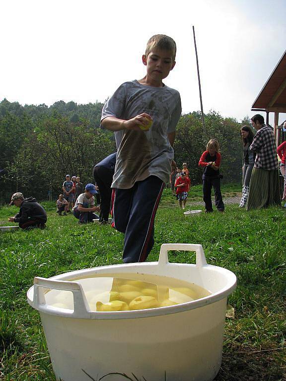 Mladí hasiči soutěžili ve škrábání brambor.