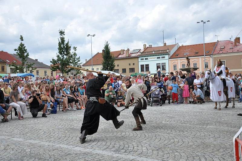 Na pouť do Jevíčka  přijel v neděli odpoledne i král Přemysl Otakar II.  Lidé  se pobavili na atrakcích v lunaparku  a  nakoupili si  na jarmarku.  