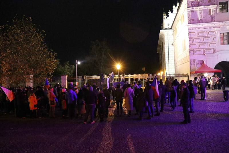V Litomyšli si lidé připomněli 32.výročí sametové revoluce. Na náměstí Václava Havla se uskutečnilo shromáždění. V kině byl následně promítnut film ATA.