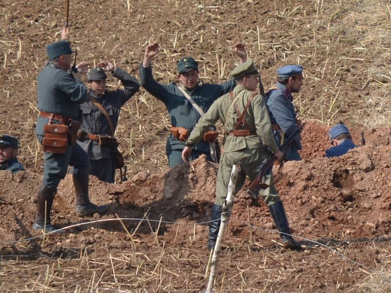 Diváci, kteří přijeli v sobotu do Mladějova,  nepřišli o pořádnou podívanou. Rakušané použili v boji proti Rusům i plamenomet. V lazaretu sténali zranění. Tomu všemu přihlíželi i dámy v dobových róbách. 