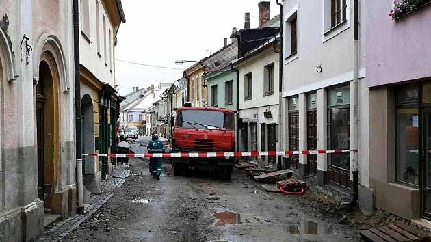 Při opravách ulice v Poličce došlo k úniku plynu