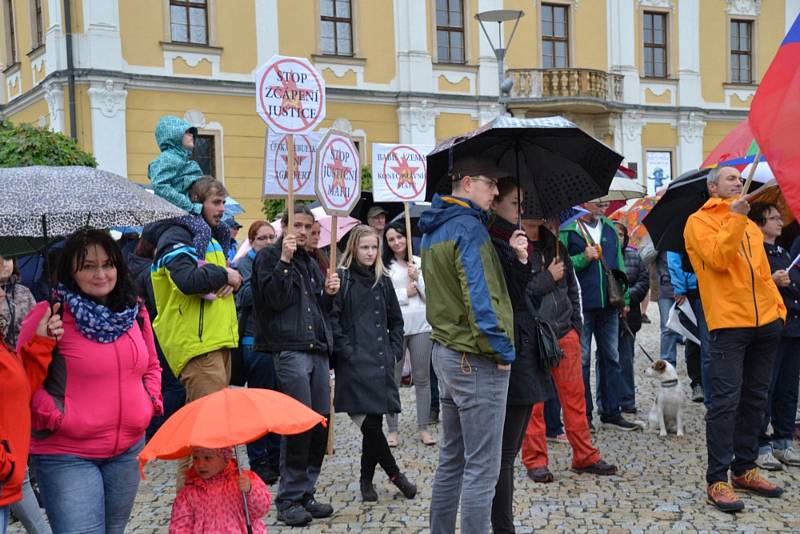 Necelé dvě stovky obyvatel se zúčastnily v úterý v Poličce shromáždění na podporu justice a požadavků spolku Milion chvilek.