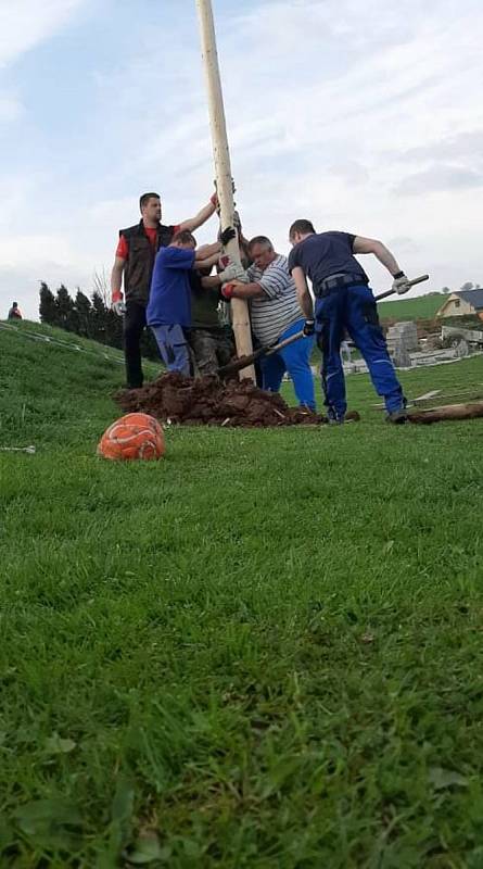 Dlouhá Loučka u Moravské Třebové drží tradici stavění májky i v době covidu.