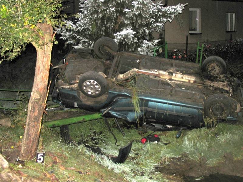 S vozem Renault Mégane havaroval v neděli po druhé hodině ráno v obci Jedlová na Svitavsku místní muž. Muž nepřizpůsobil rychlost jízdy a vyletěl mimo vozovku. Zastavil se až o betonový mostek a oplocení rodinného domu. Muž nadýchal 0,9 promile.