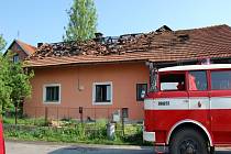 Dům v Českých Heřmanicích zachvátil požár.