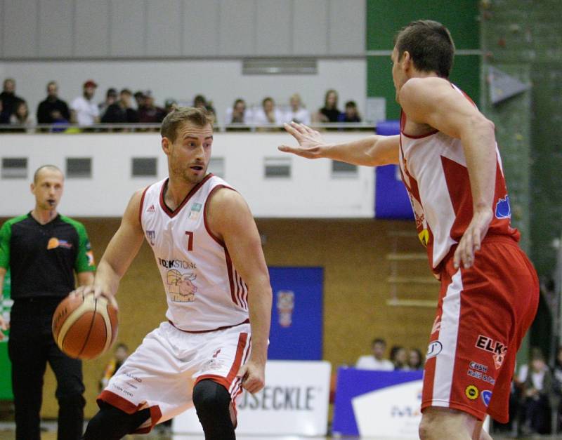 4. čtvrtfinále basketbalové NBL Svitavy - Pardubice (62:70).