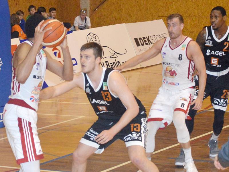 Dekstone Tuři Svitavy vs. ČEZ Basketball Nymburk (69:87).