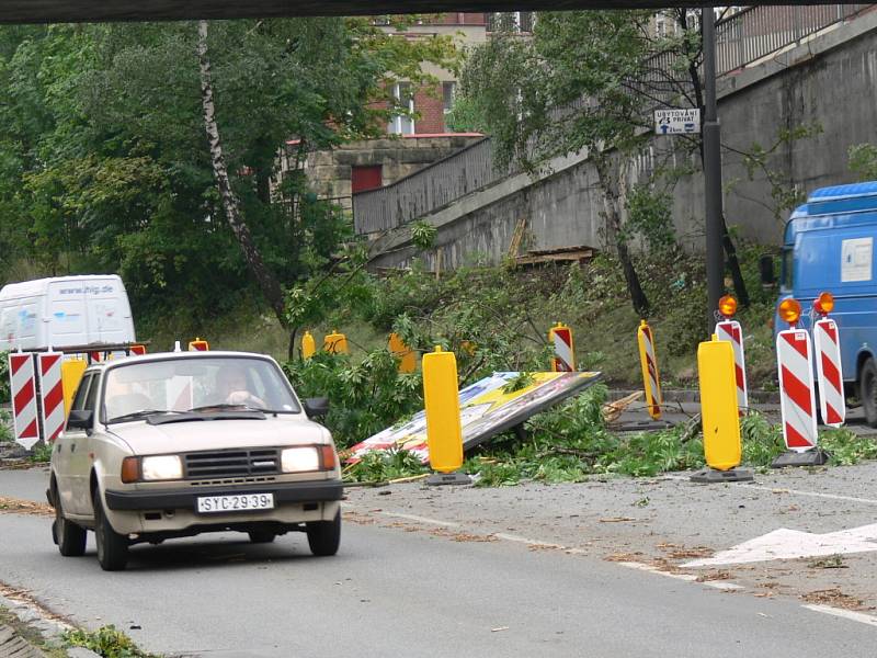 Spadlé větve na silnici I/35 v Litomyšli 