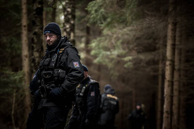 Policie v sobotu prohledala prostor uzavřené zóny mimo areál Poličských strojíren.