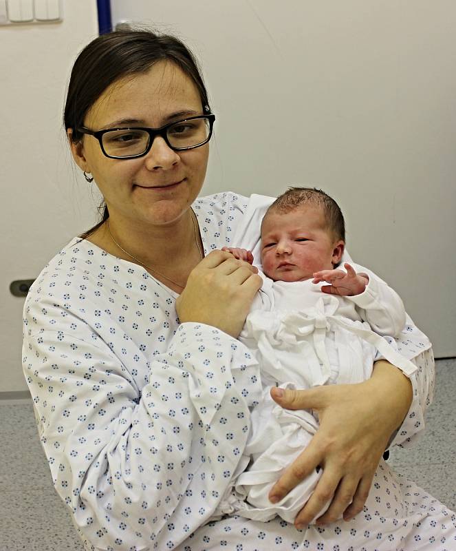 Nikol Dobešová z České Třebové poprvé otevřela oči 29. listopadu v 8.43 hodin, mamince Petře a tatínkovi Martinovi se pochlubila s 3 500 gramy a 49 centimetry. Nadšená je také dvouletá sestřička Karin.