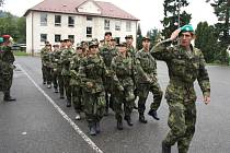 POCHODOVAT se v těchto dnech učí žáci prvního ročníku vojenské střední školy v Moravské Třebové. Co se všechno naučili, předvedou na nádvoří zámku při slibu. 