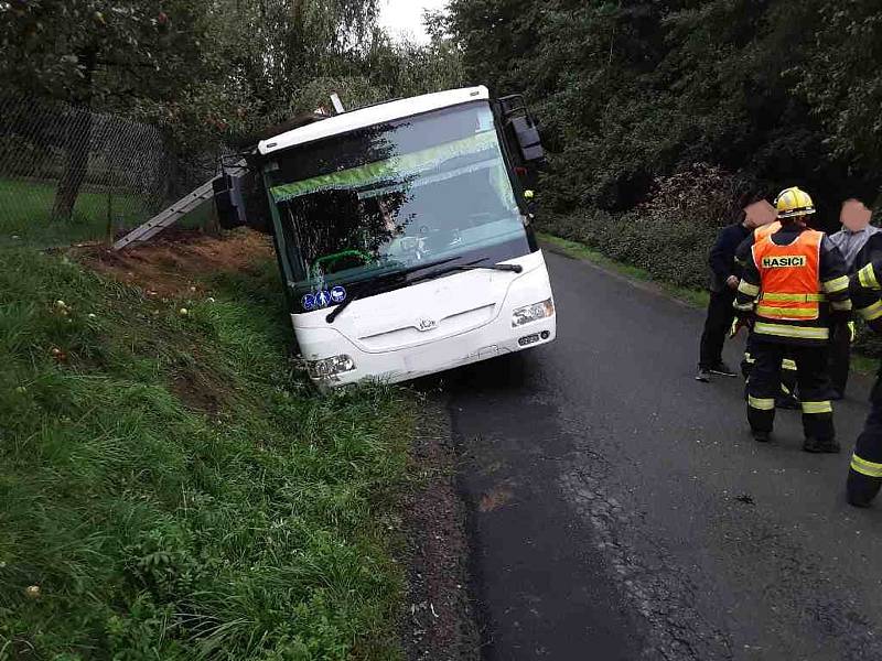 V Rychnově na Moravě havaroval linkový autobus plný lidí.