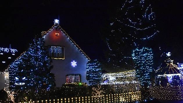Největší vánoční výzdobu  v České republice má na svém domě Václav Trunec z Chotovic.