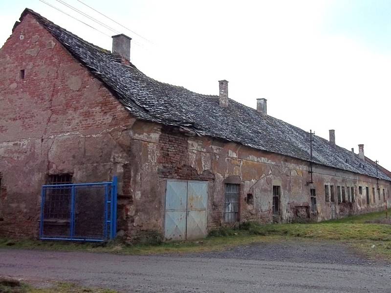 NEVZHLEDNÉ A NEVYUŽITÉ budovy bývalého zemědělského družstva má obec v plánu opravit a vrátit do nich zpátky život.