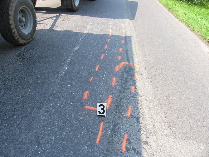 Nedostatečná vzdálenost mezi motocyklem a osobním automobilem se ve čtvrtek 2. července ráno podepsala na dopravní nehodě u Osíka. 
