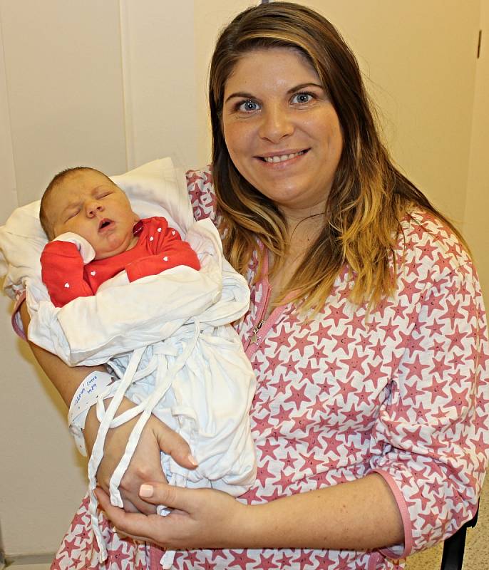 Stella Uhrincová je první dcera Lucie a Antonína z Karle. Narodila se 26. listopadu v 19.39 hodin. Vážila 3,84 kilogramu a měřila 52 centimetrů.