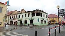 Někdejší dominanta centra Moravské Třebové, hotel Morava, zřejmě čeká demolice.  V současné době vyhořelý objekt prozkoumávají vyšetřovatelé od policie a z řad hasičů.