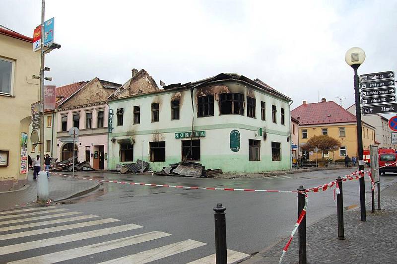 Někdejší dominanta centra Moravské Třebové, hotel Morava, zřejmě čeká demolice.  V současné době vyhořelý objekt prozkoumávají vyšetřovatelé od policie a z řad hasičů.